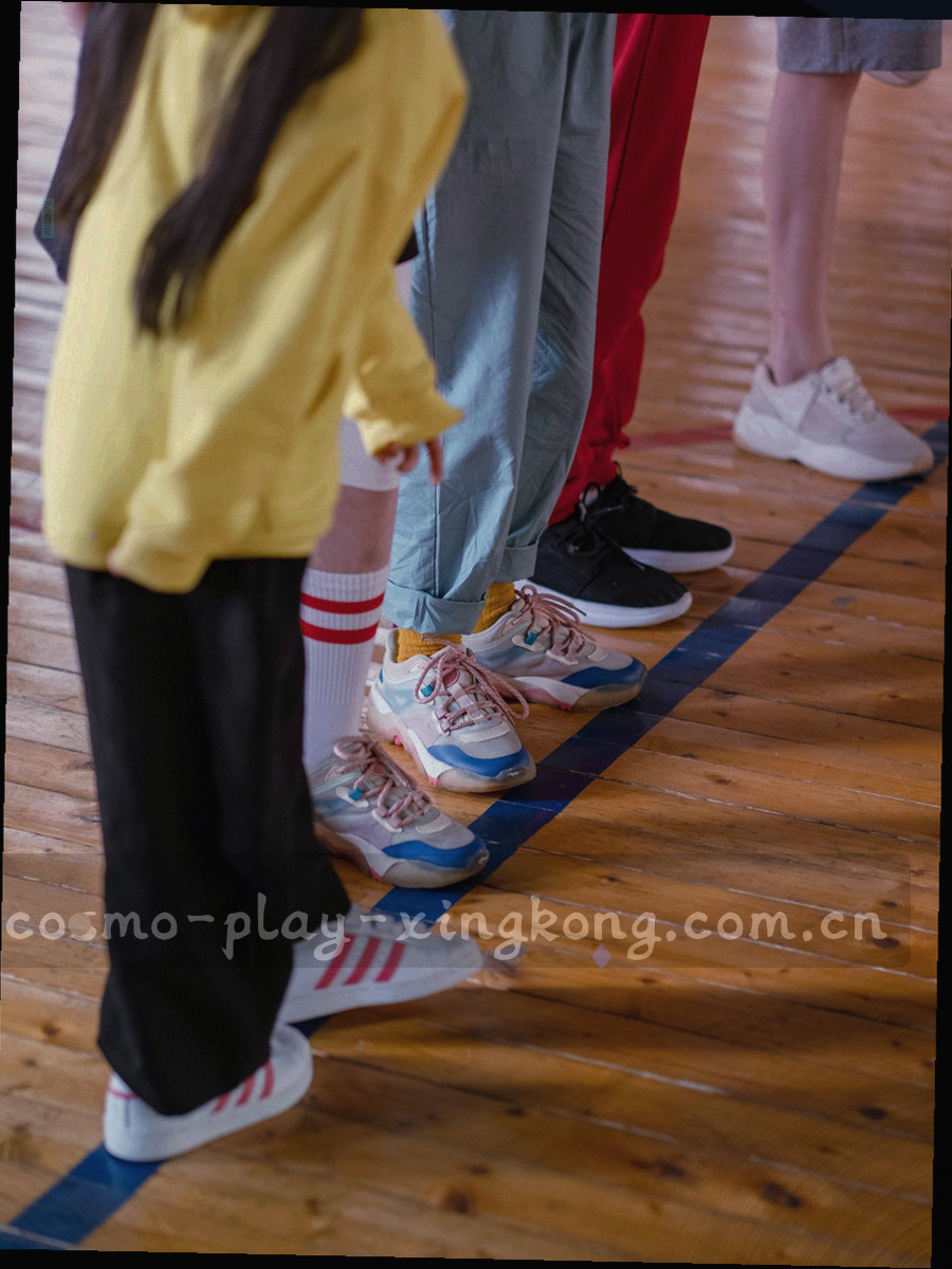 深空背景上由加密节点串起的数据轨道抽象图